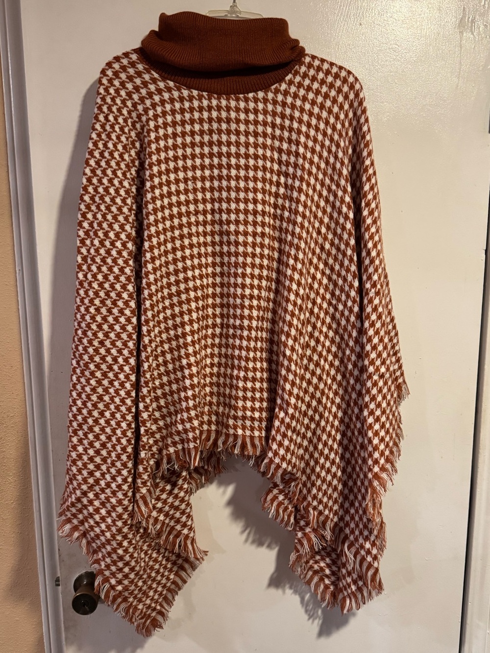 NWT Ellie & Kate Houndstooth Turtleneck Fringe Poncho OS